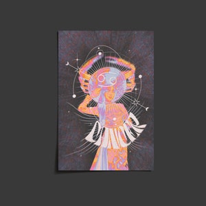 Op de afbeelding: Een digitale illustratie van een vrouw met een Kreeft-sterrenbeeld in een cirkel rond haar hoofd. De achtergrond is donkerblauw met sterren en een wit, glinsterend ontwerp. De tekst "Kreeft" is geschreven in een wit, glinsterend lettertype.