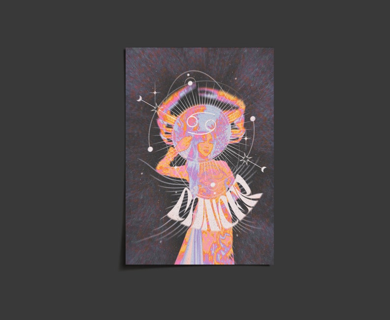 Op de afbeelding: Een digitale illustratie van een vrouw met een Kreeft-sterrenbeeld in een cirkel rond haar hoofd. De achtergrond is donkerblauw met sterren en een wit, glinsterend ontwerp. De tekst "Kreeft" is geschreven in een wit, glinsterend lettertype.