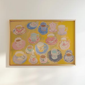 以下が含まれることがあります： 黄色い背景に、さまざまな色と模様のティーカップとソーサーが描かれた絵画。ティーカップはキャンバス上にランダムに配置されている。