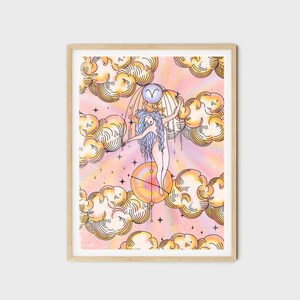 Puede incluir: Una ilustraci&oacute;n digital de una mujer con cabello azul de pie sobre una luna creciente con un fondo de acuarela rosa y amarillo. La mujer sostiene un bast&oacute;n con una cabeza de carnero en la parte superior. La ilustraci&oacute;n est&aacute; rodeada de nubes y estrellas.