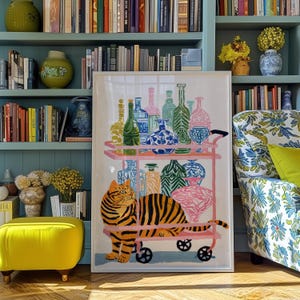 Sztuka ścienna, sztuka koszyka barowego Tiger Cat, kolorowy wózek barowy, eklektyczna sztuka kuchenna, wystrój dopaminowy, prezent dla miłośnika kotów, fantazyjny plakat, wydruk domowego baru