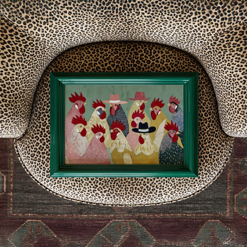 K&ouml;nnte beinhalten: Ein gerahmtes Kunstwerk mit einer Gruppe stilisierter H&auml;hne, einige mit H&uuml;ten, in verschiedenen Farben. Die gr&uuml;n gerahmte Kunst ist vor einem Leopardenmuster-Stuhl platziert.