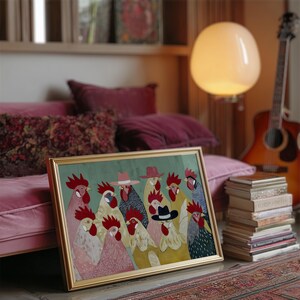 K&ouml;nnte beinhalten: Ein gerahmtes Kunstwerk mit einer Gruppe von Hahndarstellungen mit H&uuml;ten. Die H&auml;hne sind in verschiedenen Farben gehalten, vor einem gr&uuml;nen Hintergrund und goldfarben gerahmt. Das Kunstwerk wird auf einer rosa Oberfl&auml;che pr&auml;sentiert.