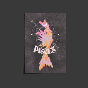 Pu&ograve; includere: Stampa rettangolare con un'illustrazione del segno zodiacale dei Pesci. L'opera raffigura una figura con una coda di pesce, nei toni del rosa, arancione e giallo, su uno sfondo scuro e strutturato. La parola "Pisces" &egrave; visualizzata in modo prominente.