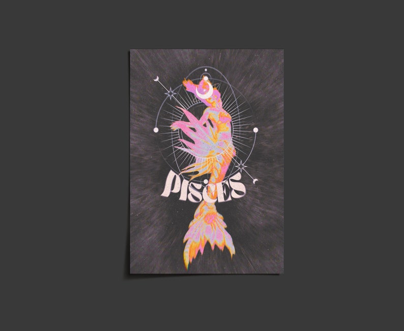 Pu&ograve; includere: Stampa rettangolare con un'illustrazione del segno zodiacale dei Pesci. L'opera raffigura una figura con una coda di pesce, nei toni del rosa, arancione e giallo, su uno sfondo scuro e strutturato. La parola "Pisces" &egrave; visualizzata in modo prominente.