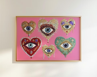 Puede incluir: Una obra de arte enmarcada con seis diseños en forma de corazón con un motivo de ojo. Los corazones están adornados con oro, joyas y bordados, sobre un fondo rosa vibrante. El marco es dorado.