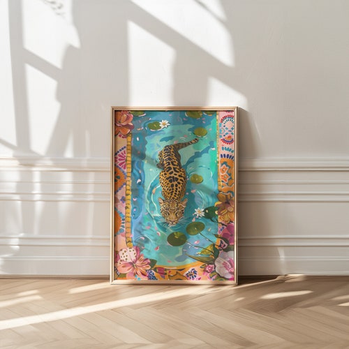 Impression d'art léopard dans l'eau : décoration de salle de bain maximaliste