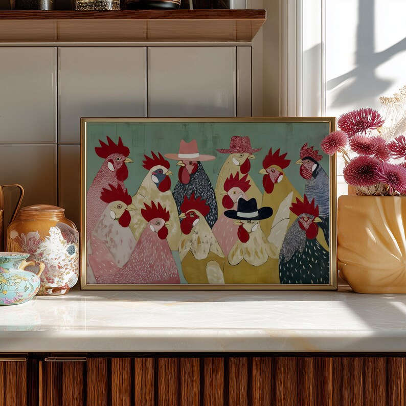 K&ouml;nnte beinhalten: Ein gerahmter Kunstdruck mit einer Gruppe stilisierter H&auml;hne mit H&uuml;ten. Die H&auml;hne sind in verschiedenen Farben dargestellt, darunter Rosa, Gelb und Grau, vor einem t&uuml;rkisgr&uuml;nen Hintergrund. Der Rahmen ist goldfarben.