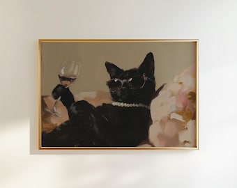 Op de afbeelding: Een ingelijste kunstdruk met een zwarte kat met een zonnebril en een parelketting, die een wijnglas vasthoudt. De kat ligt op een bloemenachtergrond, met een gouden lijst. Het kunstwerk heeft een vintage, schilderachtige stijl.