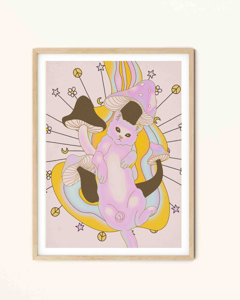Puede incluir: Un gato rosa con los ojos cerrados se sienta encima de un hongo grande con un fondo de remolino amarillo y azul. El gato est&aacute; rodeado de hongos m&aacute;s peque&ntilde;os y signos de paz. El fondo es de color rosa claro.