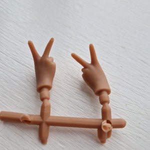 1 Paar hellbraune Blythe Puppen Hände in Peace Zeichen Pose