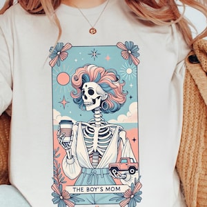 Camiseta de Tarô Esqueleto da Mãe dos Meninos, Camiseta de Tarô da Mãe, Camiseta de Cartas de Tarô da Mãe, Camiseta Vintage com Café, Presente para Amantes de Café, Camiseta de Esqueleto