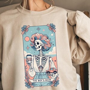 Moletom com estampa de esqueleto de tarô The Boys Mom, Camiseta com estampa de tarô The Mom, Camiseta com cartas de tarô The Mom, Camiseta vintage com estampa de café, Presente para amantes de café, Camiseta com estampa de esqueleto