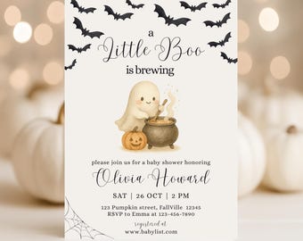 Può includere: Un invito per un baby shower a tema Halloween con un'illustrazione di un fantasma, una zucca e un calderone. Il testo recita "a Little Boo is brewing" e include i dettagli dell'evento. Pipistrelli neri e una ragnatela decorano la parte superiore e inferiore.