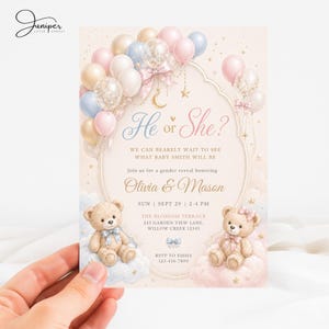 Può includere: Un invito per gender reveal con sfondo color crema, palloncini pastello, stelle dorate e una luna crescente. Due orsetti di peluche sono seduti su nuvole in basso. Il testo recita: He or She? We can bearely wait to see what baby Smith will be.