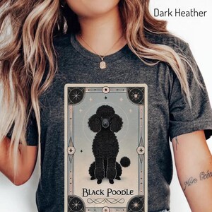 ブラックプードルのタロットカードシャツ、レトロプードルシャツ、面白い犬のお母さんへのギフト、ブラックプードルの犬のシャツ、プードルのお母さんへのギフト、犬のお母さんへのタロットカードシャツ