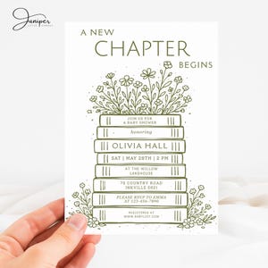 Puede incluir: Una tarjeta de invitación blanca con texto verde, que anuncia un baby shower. El diseño presenta una pila de libros con detalles florales. El texto dice "A New Chapter Begins", con detalles para el baby shower de Olivia Hall.