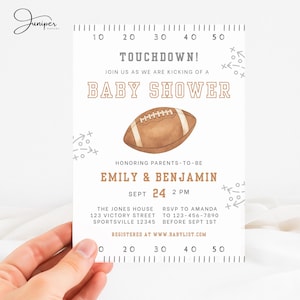 Könnte beinhalten: Eine Babyparty-Einladung mit Football-Thema. Die Einladung zeigt eine braune Football-Illustration, die Worte "Touchdown! Baby Shower" und Details für die Veranstaltung, einschließlich Datum, Uhrzeit und Ort.