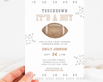 Op de afbeelding: Een uitnodiging voor een babyshower met een voetbalthema. De uitnodiging bevat een bruine voetbalafbeelding, de tekst "Touchdown It's a Boy" en evenementdetails. De uitnodiging is wit met een liniaalachtige rand.