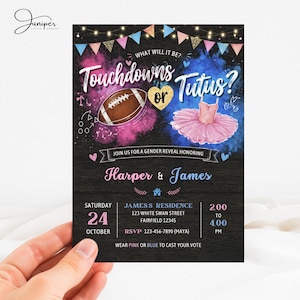 Op de afbeelding: Een gender reveal-uitnodiging met de tekst "Touchdowns or Tutus?" toont een voetbal en een tutu. De uitnodiging bevat de namen Harper & James, datum, tijd en RSVP-informatie. Het ontwerp bevat roze en blauwe accenten.