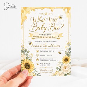 Könnte beinhalten: Eine rechteckige Einladung zur Gender-Reveal-Party mit weißem Hintergrund, goldenen Wabenmustern, tropfendem Honig und gelben Sonnenblumen. Der Text lautet What Will Baby Bee? Join us for a gender reveal party, honoring Emma & Daniel Carter.