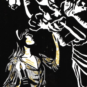 Peut inclure: Une linogravure en noir et blanc représentant deux personnages dans une scène stylisée. L'un, dans une robe rayée, tient une bougie. L'autre tend la main vers le premier. Des accents dorés mettent en valeur les détails.