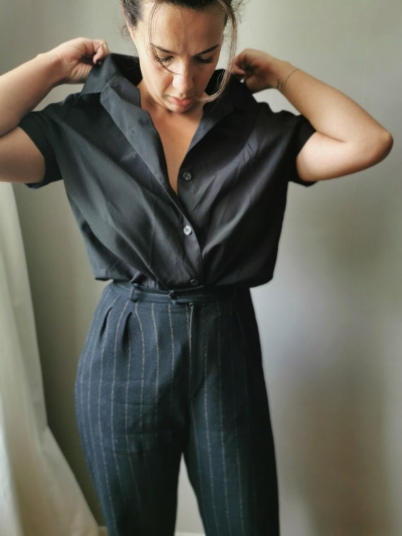Black vintage blouse buttoned in the back // Size