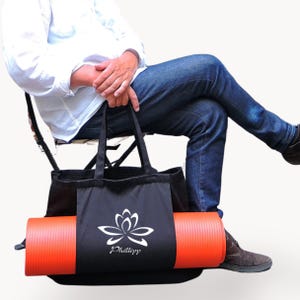 Yogatasche Strandtasche Mattenfach Personalisierbar - Lotusblüe + Name - Schwarze  Fitness-Tasche -  Workout Tasche - MissesMueller