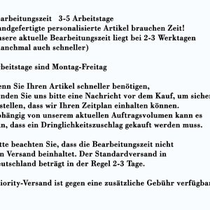 May include: Text on a white background in a sans-serif font. The text is in German and discusses processing times for handmade, personalized items, typically 3-5 business days. It also mentions faster options.