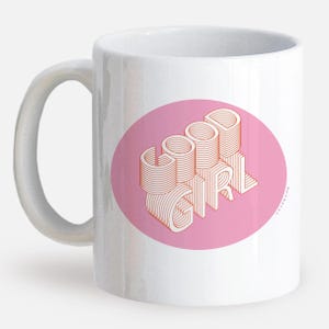 Könnte beinhalten: Weiße Keramiktasse mit einem rosa Kreis und dem Text "GOOD GIRL" in Weiß mit orangefarbenen Umrissen. Der Text ist in einem 3D-Stil.