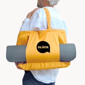 Yogatasche Fitness-Tasche mit Mattenfach - Nachhaltig Yoga Bag Glück - Extra-Große Sporttasche Statement Personalisiert - MissesMueller