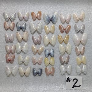 Peut inclure: Une planche à découper en bois faite à la main avec une finition naturelle. La planche a un bord brut d'un côté et une forme rectangulaire. Elle mesure environ 46 cm de long, 30 cm de large et 2,5 cm d'épaisseur.