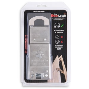 TheDoorLatch Childproof Cat Door Stopper – Trzymaj psy i dzieci z dala od kuwety, jedzenia lub pokoi – Prosta blokada drzwi obsługiwana jedną ręką, Cat Stuff