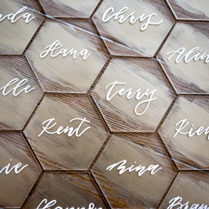 Tarjetas de lugar de boda hexagonales de acrílico pintado