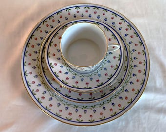 5-delige serviesset van Raynaud & Co. Ceralene Lafayette-patroon. Reproductie van een 18e-eeuws Sevres-ontwerp.