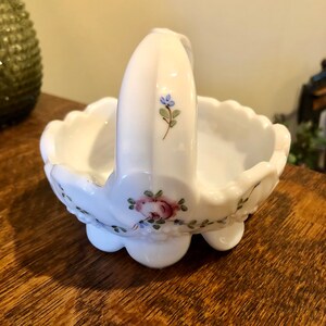 Kosz Westmoreland Split Handle White Cottagecore Malowane ręcznie róże Vintage 1950's French Country Farmhouse Shabby Chic