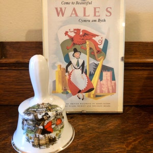 Lembranças de Gales Llandudno Bell e British Railways Cartão Postal Emoldurado Traje Tradicional Galês Chapéu Preto Senhoras Cymru am Byth Presente Viajante