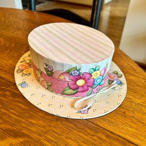 Caixa de chapéu mary engelbreit, berloque, caixa de lembrança, armazenamento vintage, decorativo floral, michel estúdio, recipiente com tampa rosa e branca, ideias para lanche