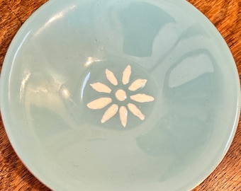 Bol vintage en cuivre émaillé : fleur bleu ciel, décor Mid-Century