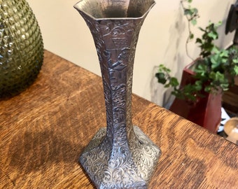Wazon z motywem pąków w stylu vintage: sceny holenderskie, metal w odcieniu srebra, Japonia z połowy XX wieku