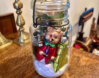 Bocal en verre avec couvercle E-Z Seal d'Atlas avec décorations de Noël