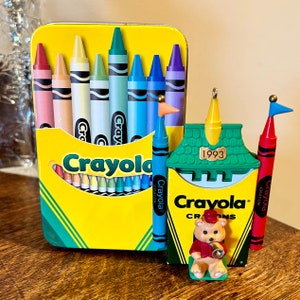 Hallmark Ornement Crayola Bright Shining Castle Christmas Bear Plus Tin Collector’s Club 1993 Décor de Noël
