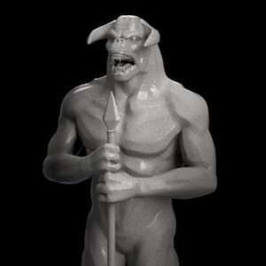 Op de afbeelding: Een grijs, gebeeldhouwd standbeeld van een gehoornde, humanoïde figuur die een speer vasthoudt. De figuur staat op een vierkante basis.