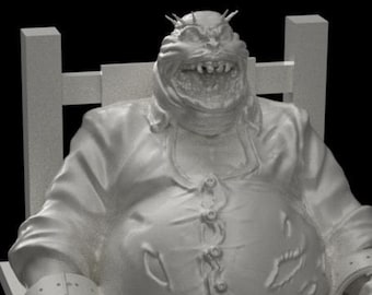 Puede incluir: Una figura gris y grotesca con una boca ancha y dientes afilados se sienta en una silla de madera. La figura lleva una camisa y pantalones y tiene las manos atadas con correas.