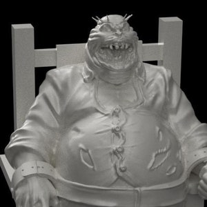 Könnte beinhalten: Eine graue, groteske Figur mit einem breiten Mund und scharfen Zähnen sitzt auf einem Holzstuhl. Die Figur trägt ein Hemd und eine Hose und hat ihre Hände mit Riemen gebunden.