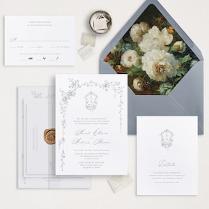 Pu&ograve; includere: Un set di inviti di nozze con un design floreale. L'invito presenta uno stemma con le iniziali "S.A." e il testo "Mr. and Mrs. William Thompson request the pleasure of your company at the marriage of their daughter Sarah Olivia to Andrew Moore Saturday, the twenty-seventh of September, two thousand twenty-three at six o'clock in the evening Greencrest Manor Bonita Springs, Florida", la carta RSVP ha il testo "Kindly Respond by the fifteenth of August" e la carta dei dettagli ha il testo "Details Accommodation information, wedding schedule, photos and more can be found at our wedding website: www.sarah-andrew.com".