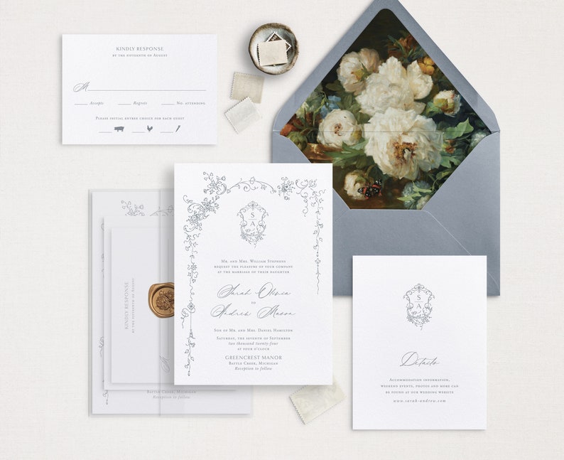 Pu&ograve; includere: Un set di inviti di nozze con un design floreale. L'invito presenta uno stemma con le iniziali "S.A." e il testo "Mr. and Mrs. William Thompson request the pleasure of your company at the marriage of their daughter Sarah Olivia to Andrew Moore Saturday, the twenty-seventh of September, two thousand twenty-three at six o'clock in the evening Greencrest Manor Bonita Springs, Florida", la carta RSVP ha il testo "Kindly Respond by the fifteenth of August" e la carta dei dettagli ha il testo "Details Accommodation information, wedding schedule, photos and more can be found at our wedding website: www.sarah-andrew.com".