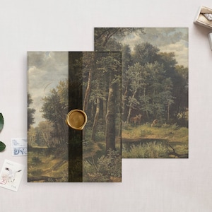 Puede incluir: Una invitación de boda de estilo vintage con una escena de bosque que presenta árboles, un arroyo y ciervos. La invitación está impresa en papel texturizado y tiene un sello de cera.