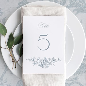 Modèle imprimable numéros de Table de mariage avec roses françaises, cartes de visite modifiables vintage petite table, numéro de table bleu poussiéreux, Emma