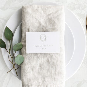 Plantilla de tarjeta de lugar para boda imprimible, disposición de mesa editable con opción de comida, tarjeta de nombre plegada plana con cresta de hoja de salvia, Mia